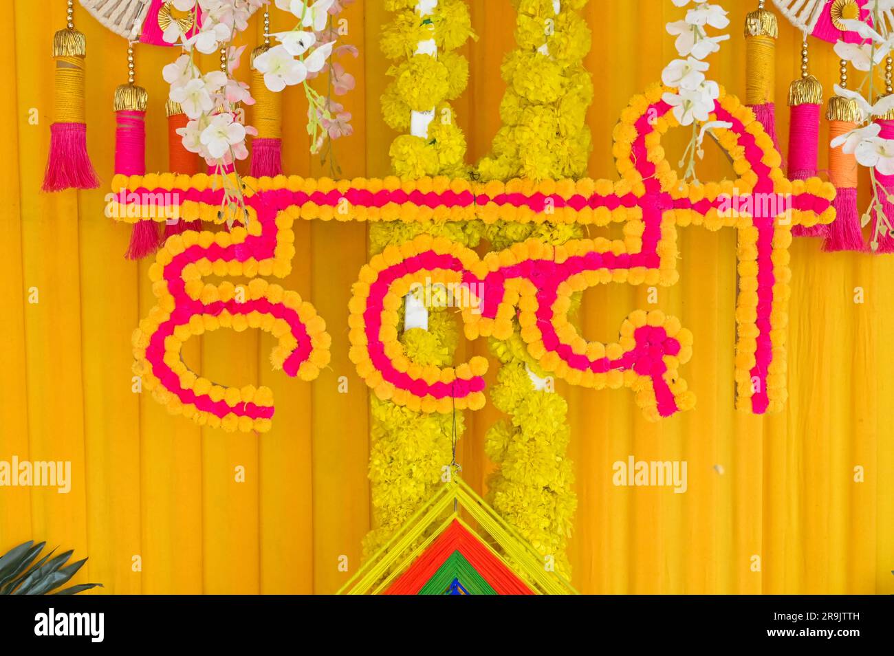 Assisti alla vibrante cerimonia Haldi di un matrimonio reale nel Rajasthan! Foto Stock