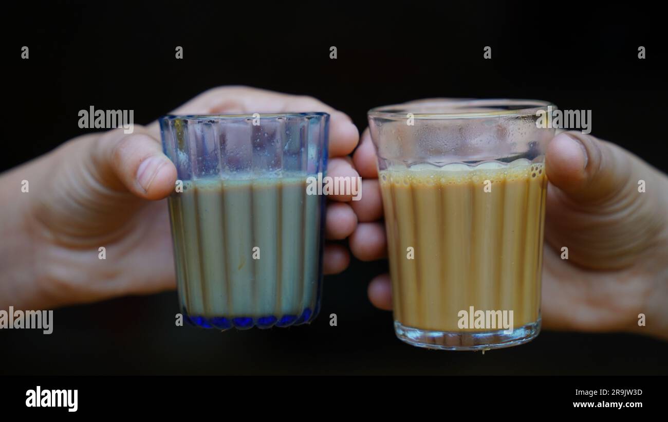 Tè al latte fresco o Kadak Chai indiano. Foto Stock