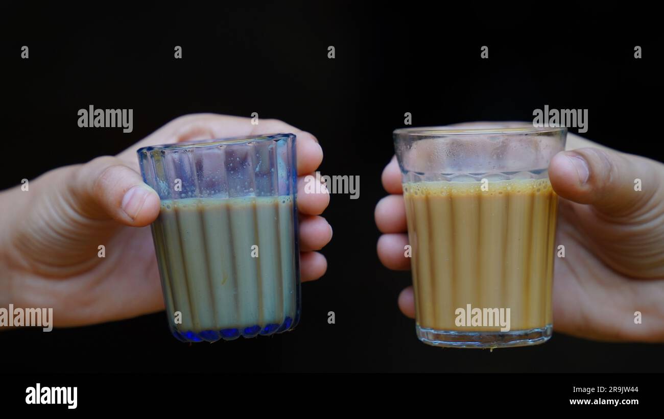 Tè al latte fresco o Kadak Chai indiano. Foto Stock