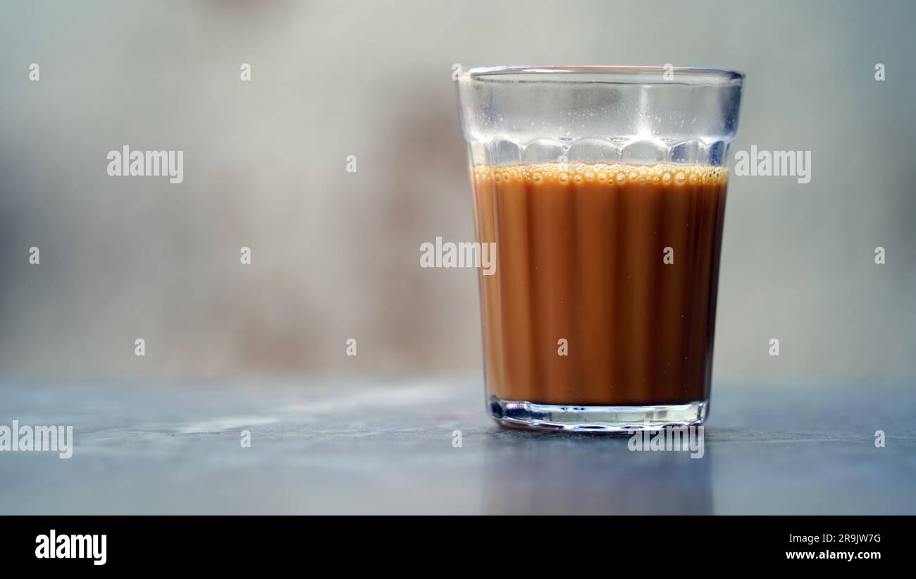 Tè al latte fresco o Kadak Chai indiano. Foto Stock