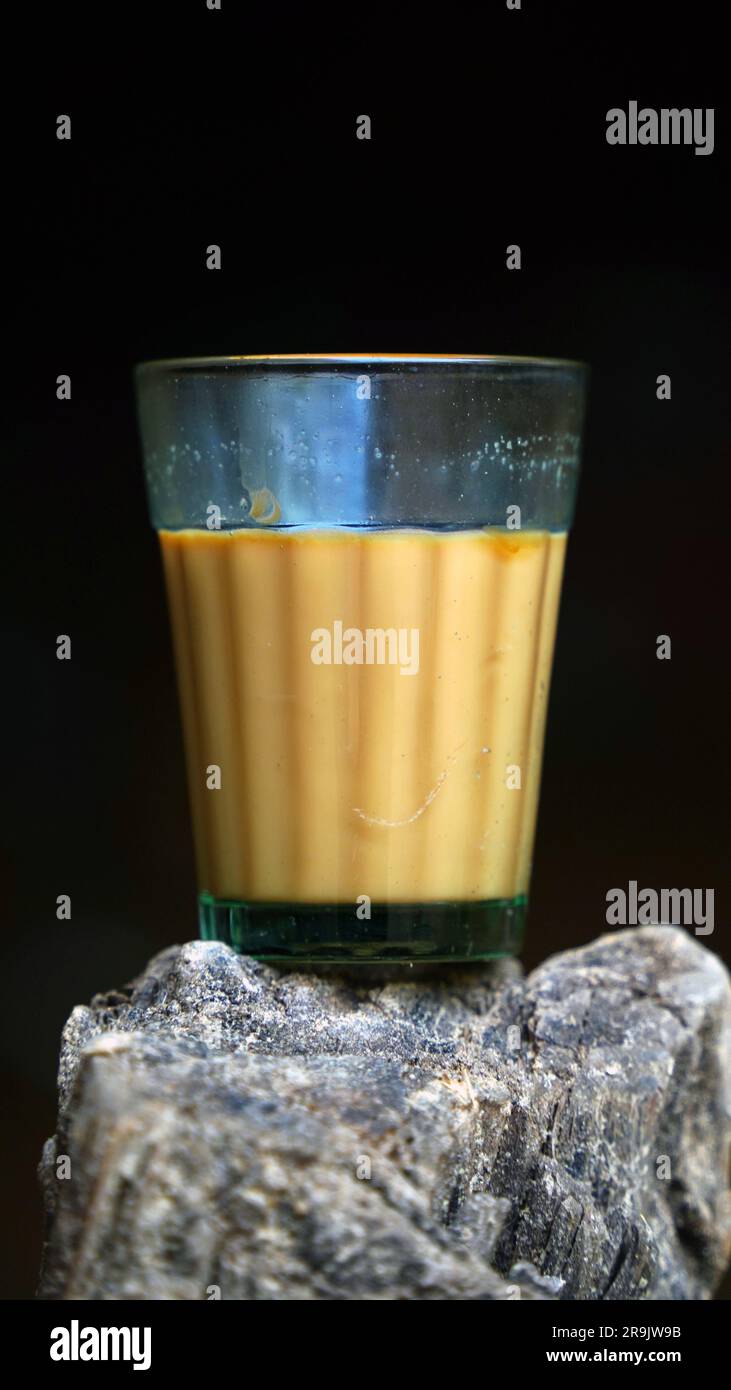 Tè al latte fresco o Kadak Chai indiano. Foto Stock