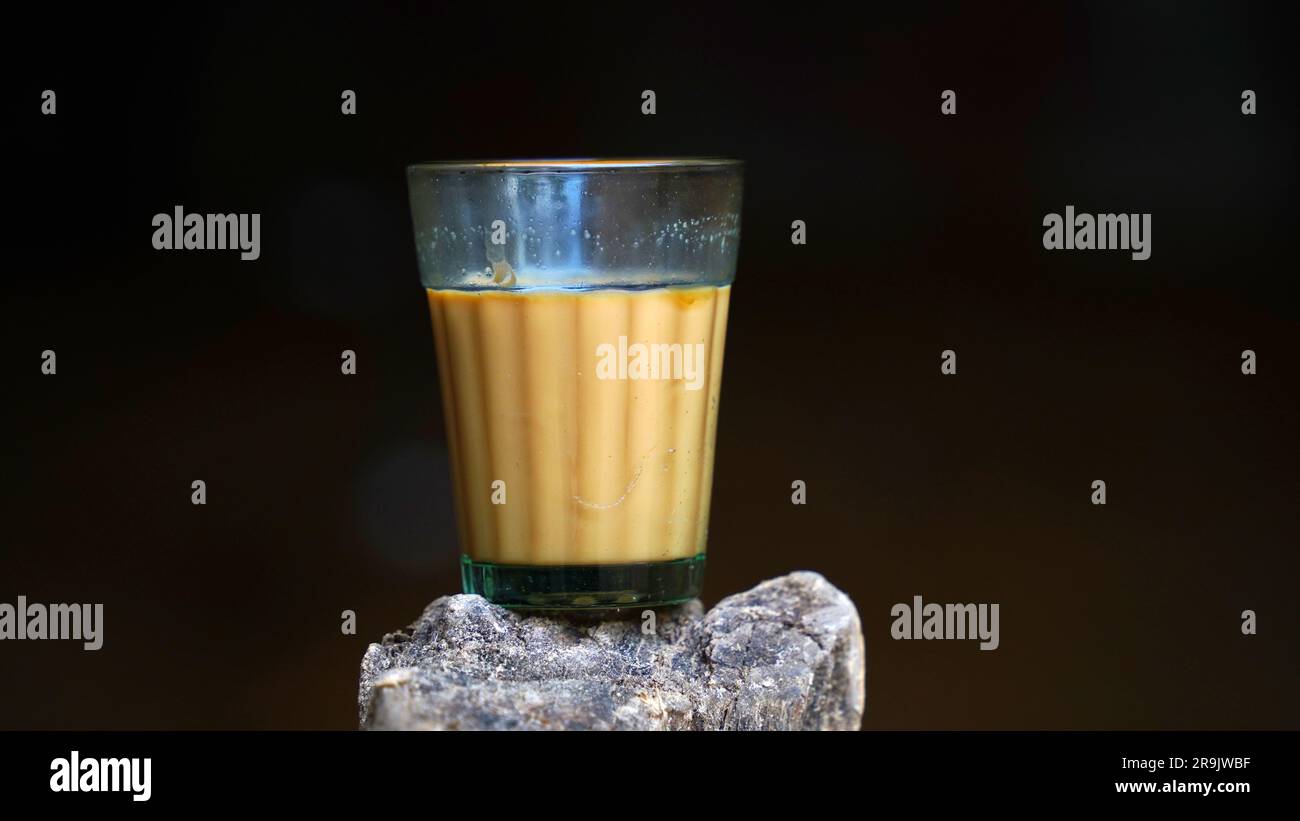 Tè al latte fresco o Kadak Chai indiano. Foto Stock