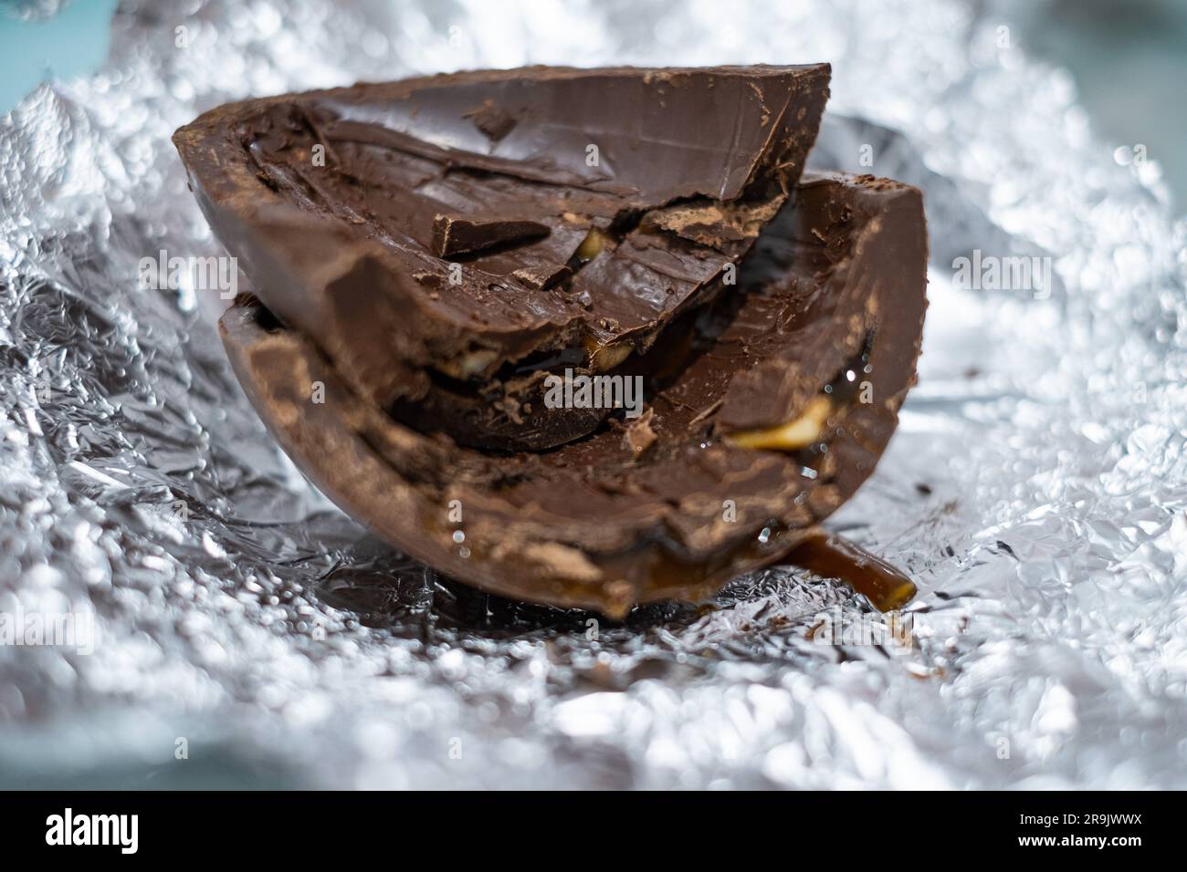 Delizia appetitosa: Uovo di Pasqua al cioccolato caramello e arachidi Foto Stock