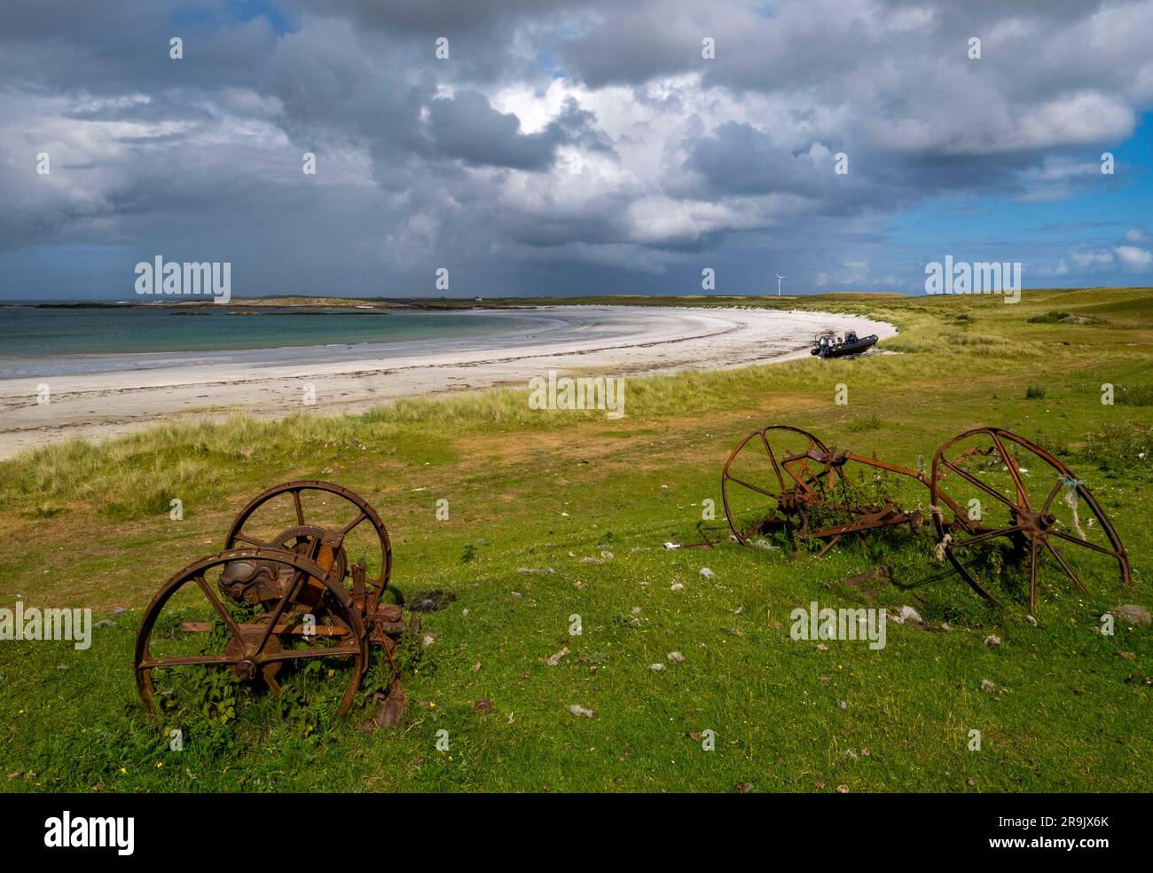 Vecchi macchinari agricoli abbandonati sulla spiaggia di Vaul Bay, Tiree, Scozia. Foto Stock
