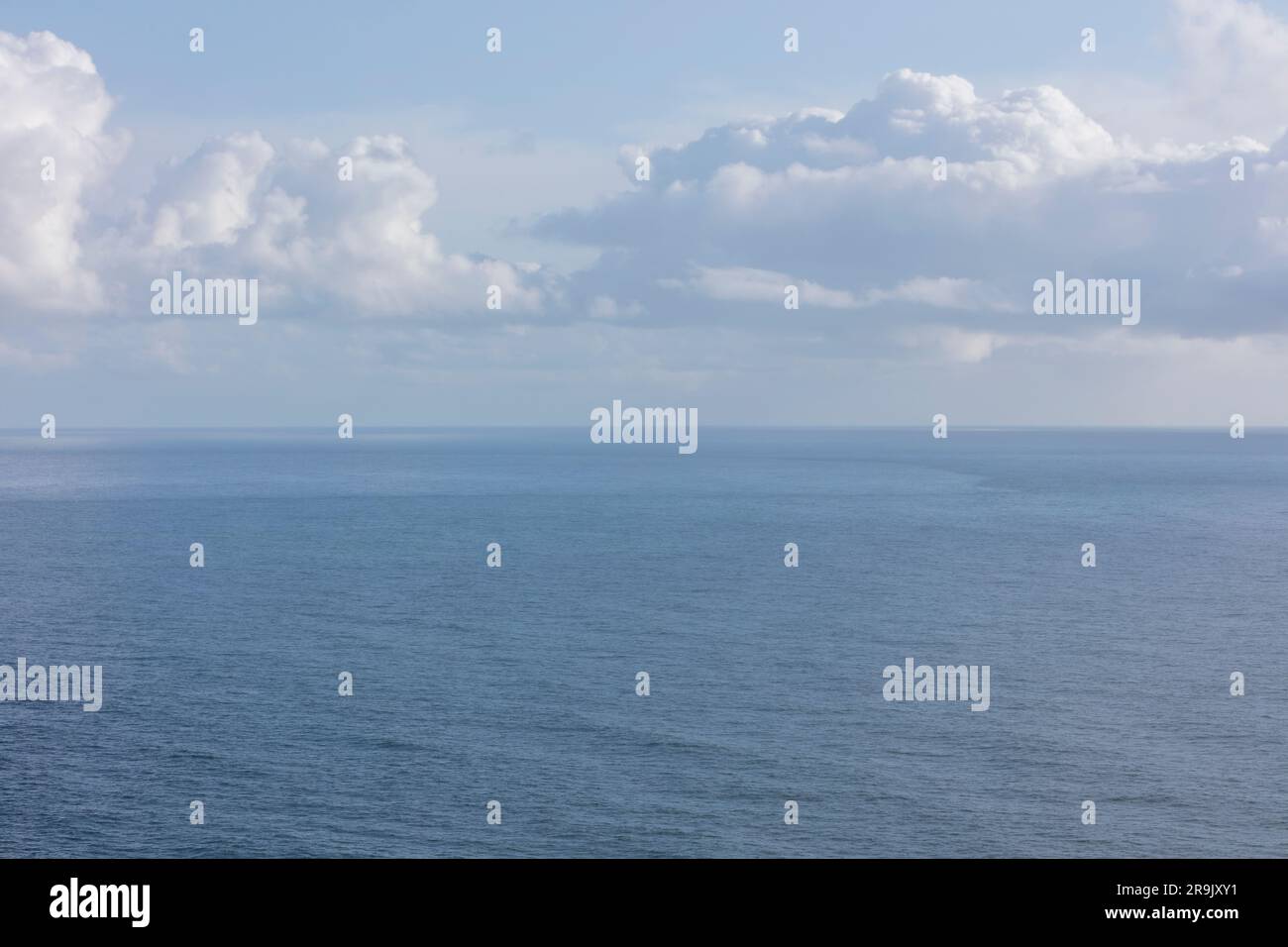 Nuvole bianche in un cielo blu sull'oceano Pacifico al crepuscolo Foto Stock