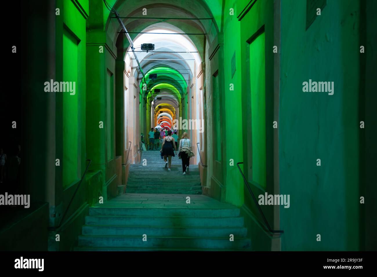 Bologna, Italia - 23 giugno 2023: Passeggia di notte sotto i portici che conducono al santuario di San Luca illuminato per la prima edizione del Bo Foto Stock