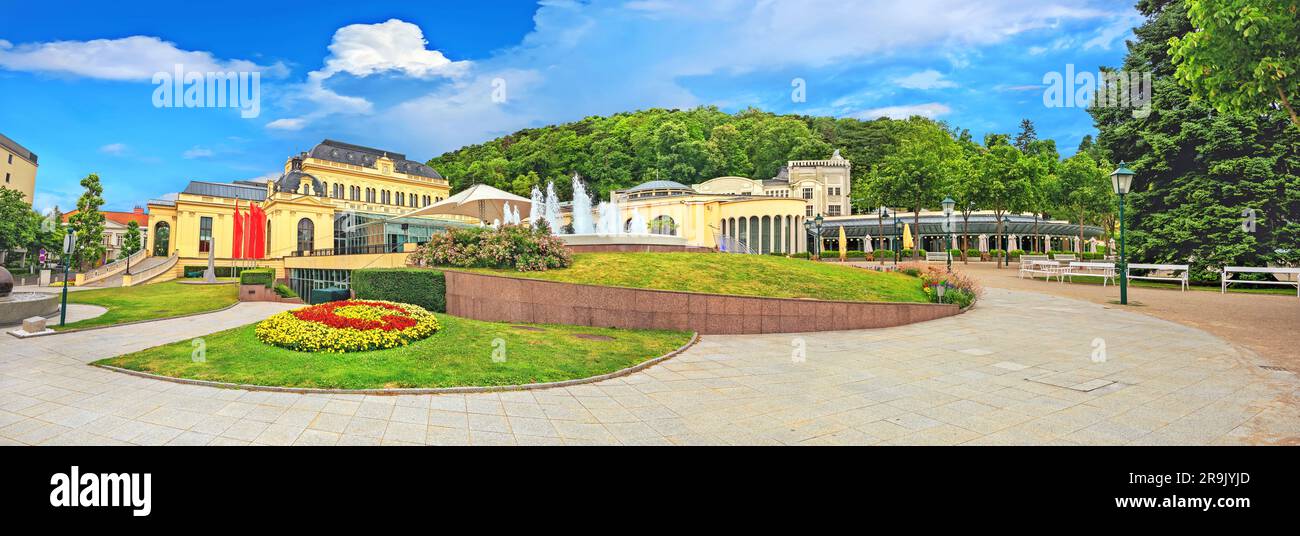 Paesaggio panoramico con edifici storici e centro termale nel parco della città di Baden bei Wien. Austria Foto Stock