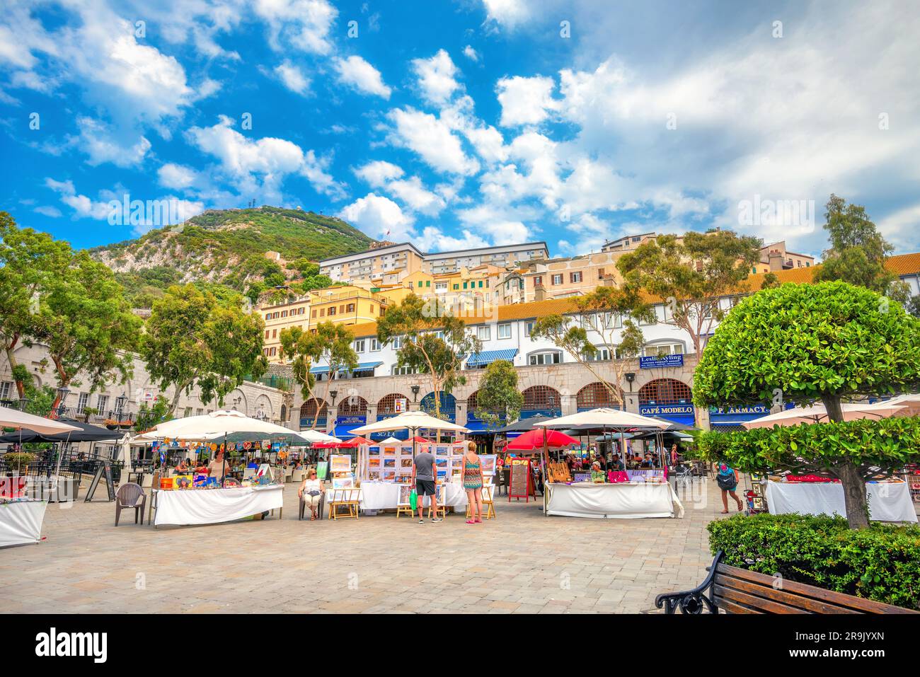 Vista della Grand Casemates Square. Il mercato dei souvenir e i turisti nella piazza principale nelle giornate di sole. Gibilterra, Europa Foto Stock