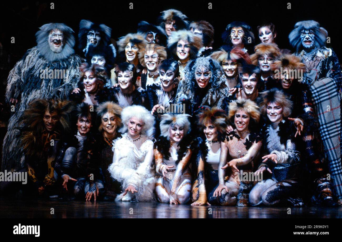 Centro a destra: Elaine Paige (Grizabella) con il cast dell'ottavo anniversario del 1989 dei GATTI musicali basato su "Old Possum's Book of Practical Cats" di T. S. Eliot al New London Theatre, Londra WC2 compositore: Andrew Lloyd Webber design: John Napier illuminazione: David Hersey coreografia: Gillian Lynne regista Trevor Nunn Foto Stock