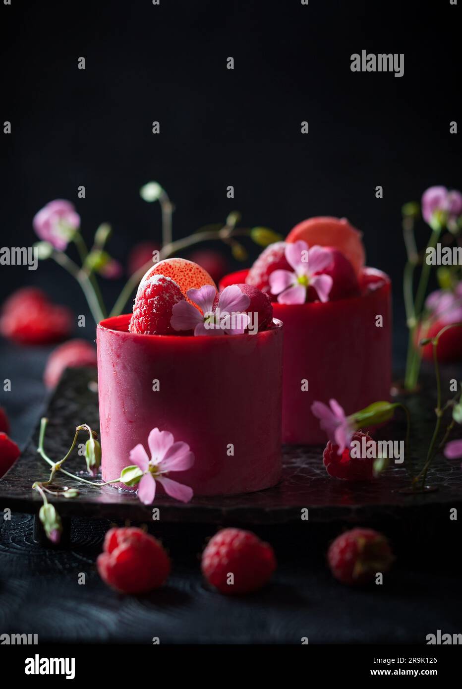 Mousse di lampone con frutti di bosco freschi e maccheroni Foto Stock