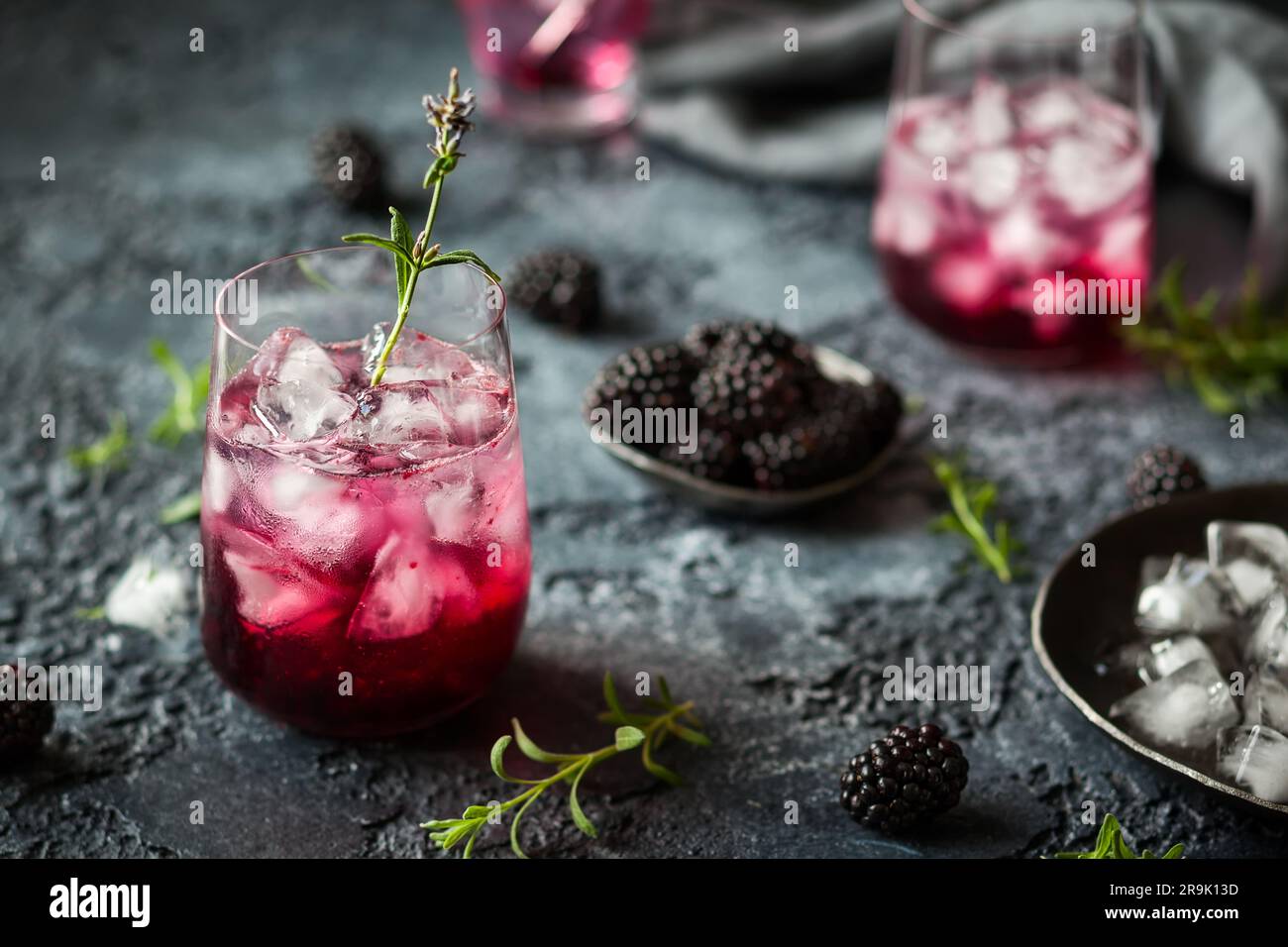 Limonata di mora con lavanda su sfondo vintage Foto Stock