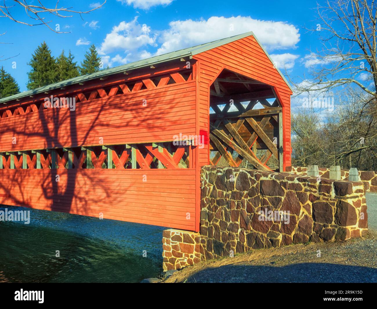 Il Sachs Covered Bridge, noto anche come Saucks Covered Bridge, a ovest del Gettysburg National Military Park nella contea di Adams, Pennsylvania. La r Foto Stock