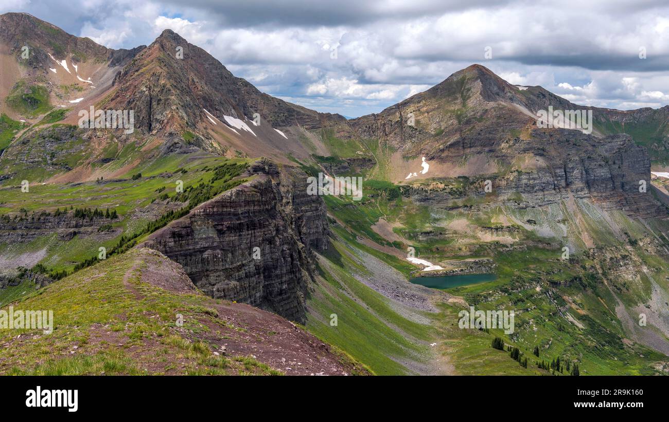 Purple Peaks e Blue Lake - Un panorama dell'incontaminato Blue Lake, accoccolato sotto le vette colorate, Purple Peak e Afley Peak, della Ruby Range e Crested Butt. Foto Stock