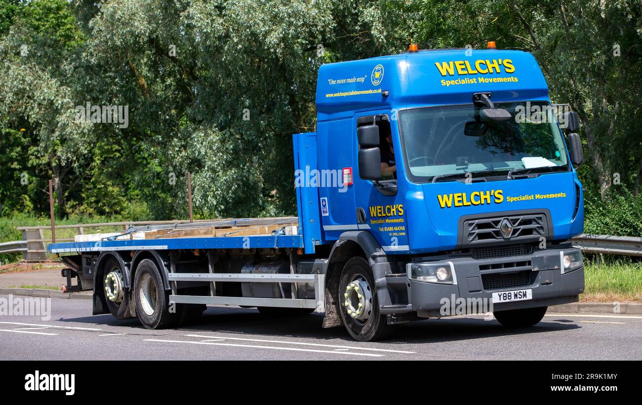 Milton Keynes, Regno Unito - 23 giugno 2023: 2015 camion diesel RENAULT blu che viaggiano su una strada inglese Foto Stock
