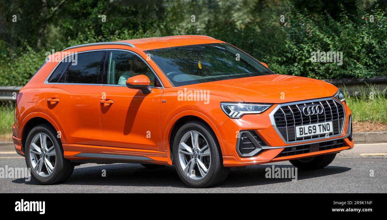 Milton Keynes, Regno Unito - 23 giugno 2023: 2019 AUDI Q3 S LINEA arancione 40 TFSI QUATTRO S-A che viaggia su una strada inglese Foto Stock
