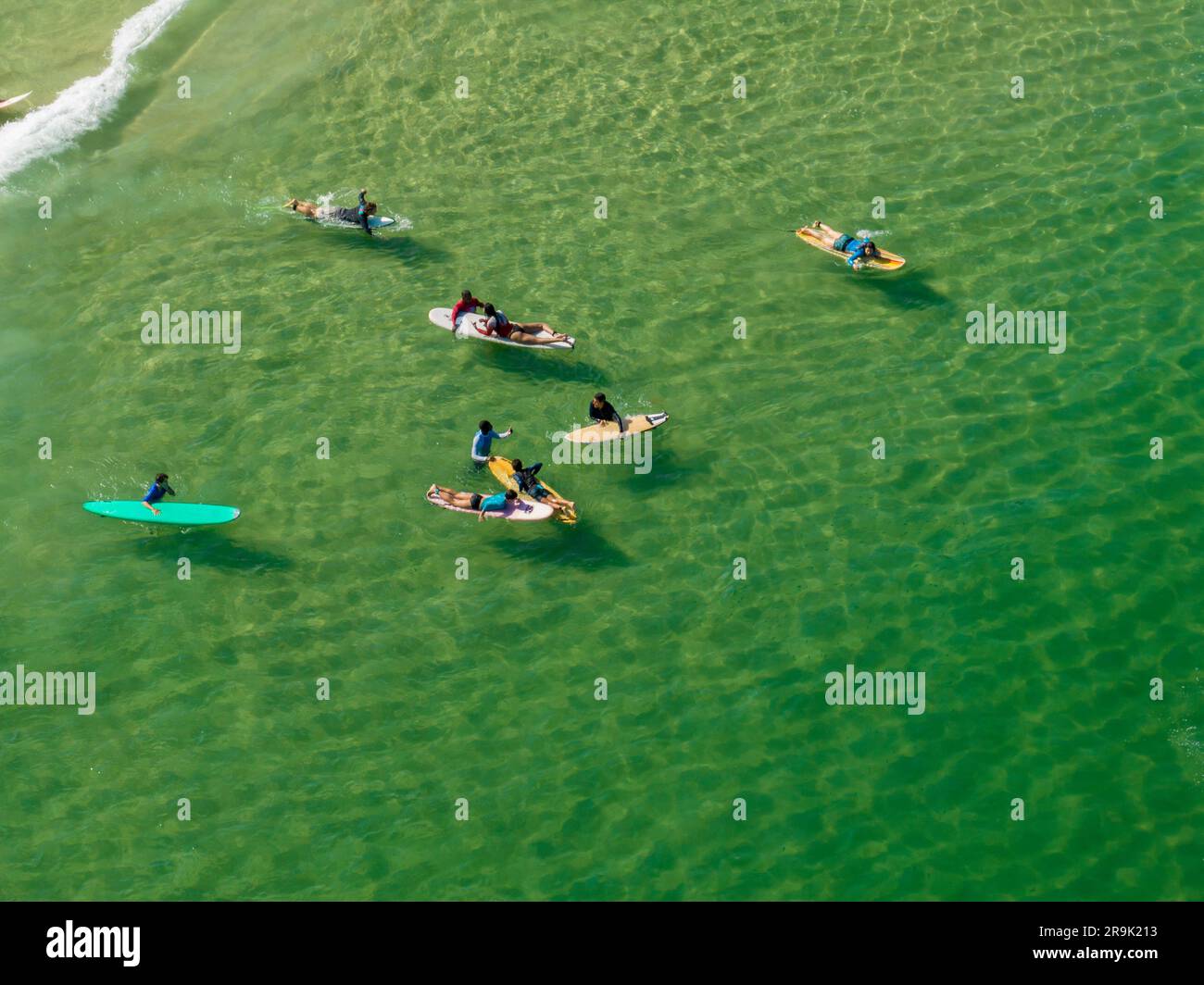 Vista aerea dei surfisti sull'acqua, spiaggia di Ipanema. Onde dell'Oceano Atlantico. 06-07-2023, Rio de Janeiro, Brasile Foto Stock