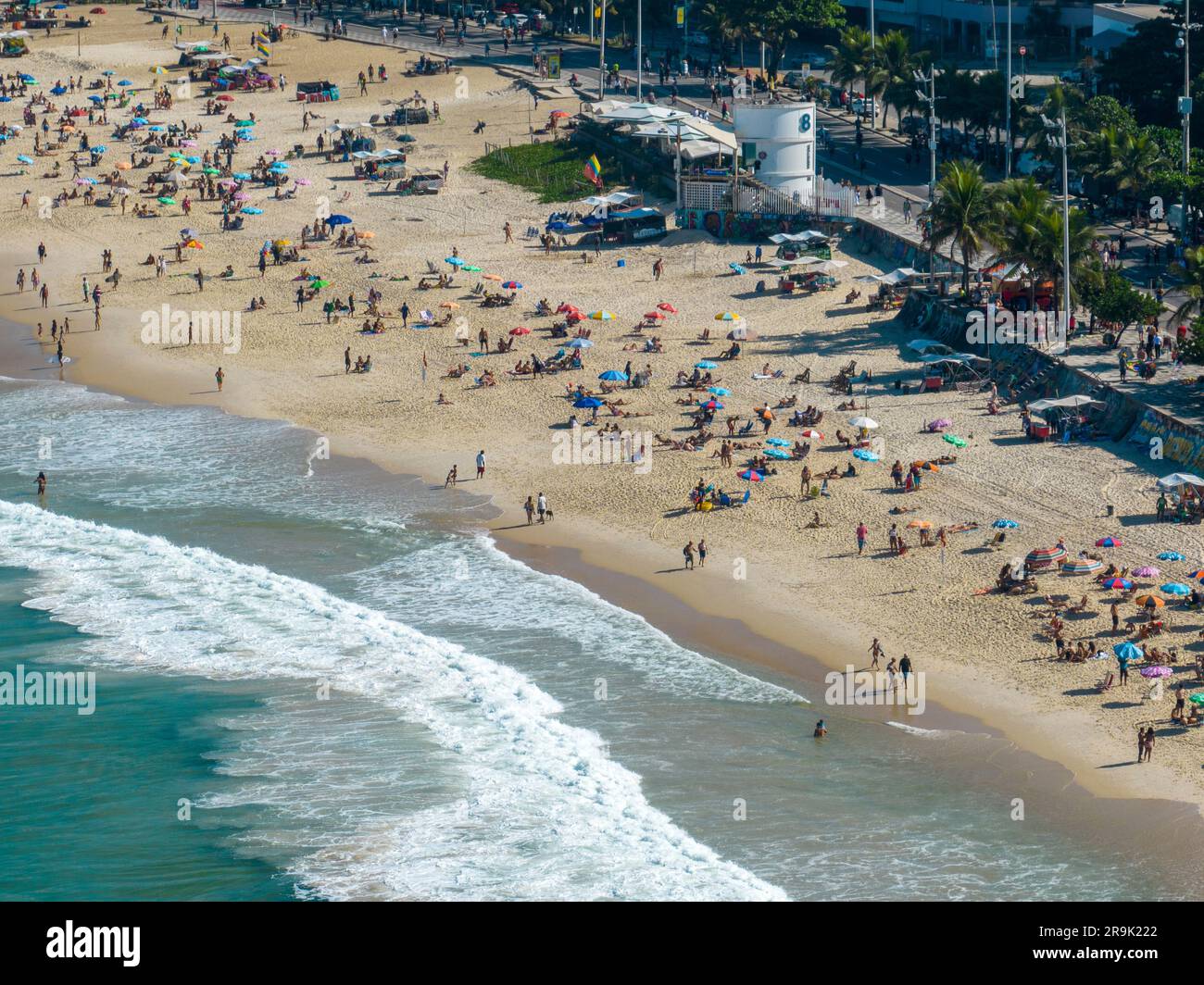 Vista aerea della spiaggia di Ipanema. Persone che prendono il sole e giocano sulla spiaggia, sport di mare. Rio de Janeiro. Brasile Foto Stock