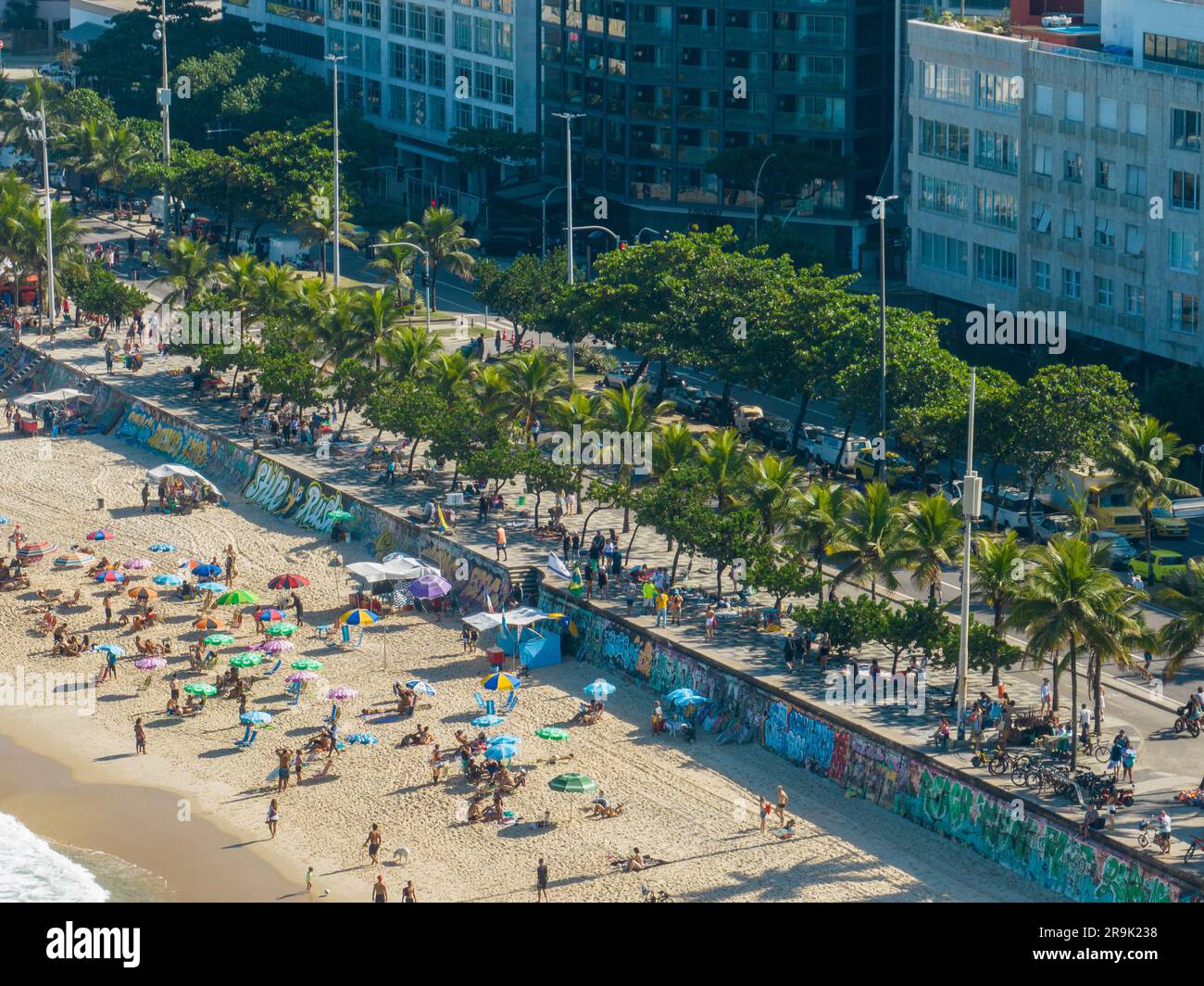 Vista aerea della spiaggia di Ipanema. Persone che prendono il sole e giocano sulla spiaggia, sport di mare. Rio de Janeiro. Brasile Foto Stock