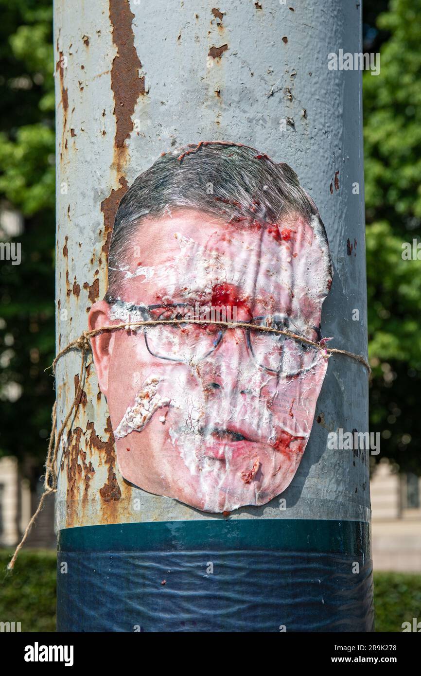 Immagine deturpata e tagliata del primo ministro Petteri Orpo su un palo del lampione di fronte alla Casa degli Stati di Helsinki, Finlandia Foto Stock