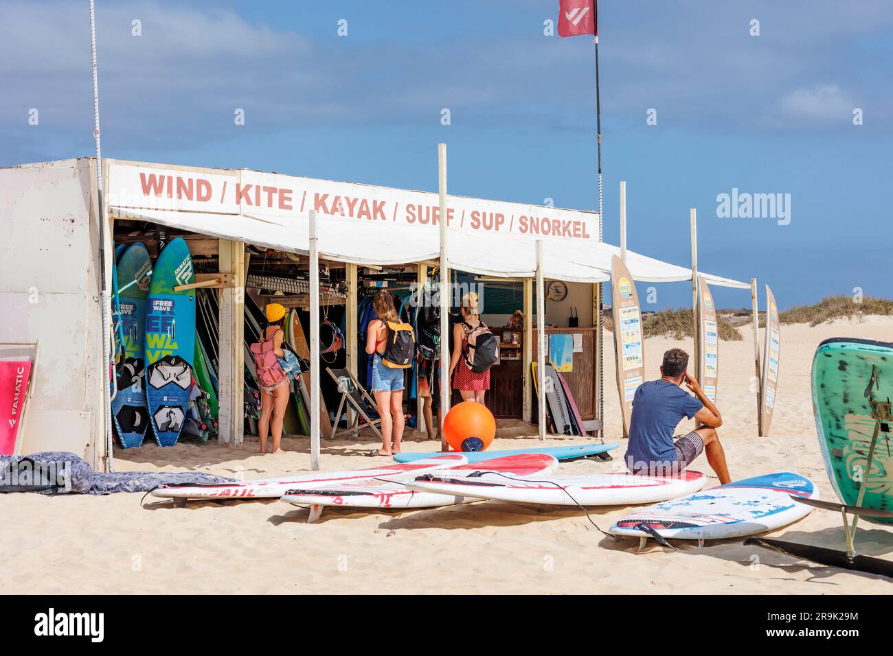 Capanna scuola di kite surf e windsurf a Flag Beach Corralejo Fuerteventura Isole Canarie Spagna Foto Stock