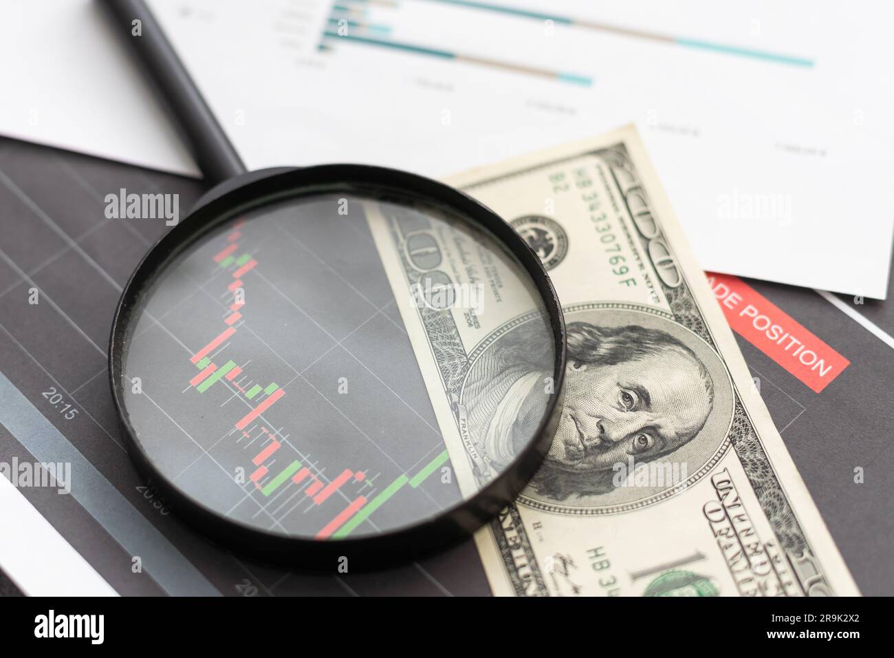 Curva crescente con tabelle dei tassi e calcolatrice come simbolo dell'aumento dei prezzi delle azioni. Foto Stock