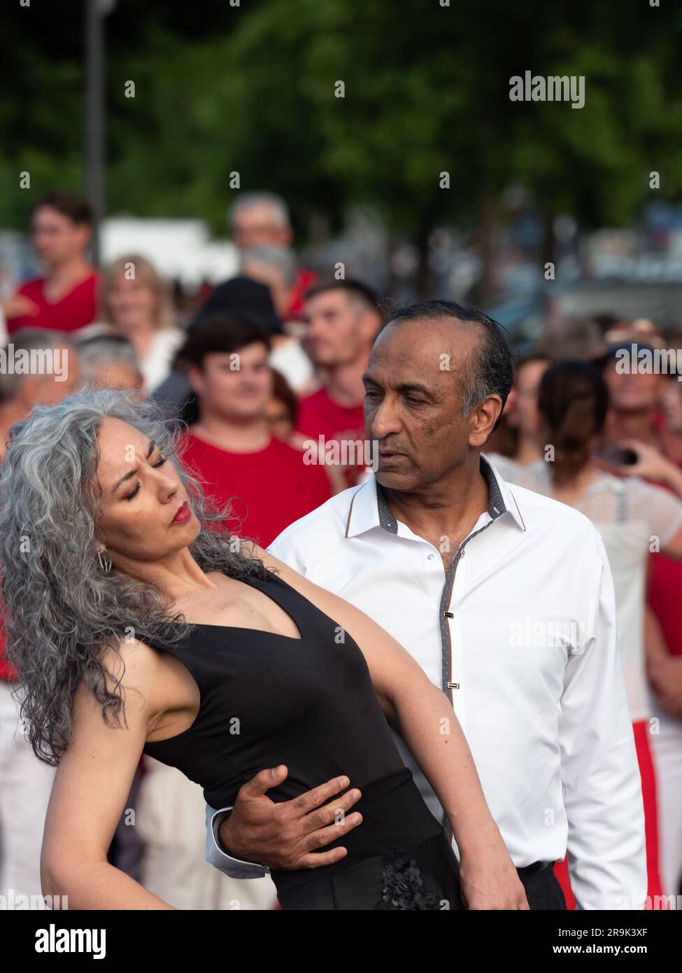 Caen, Francia, 21 giugno 2023. Una celebrazione della musica per le strade della città di Caen in Normandia, ballando in coppia il tango argentino Foto Stock