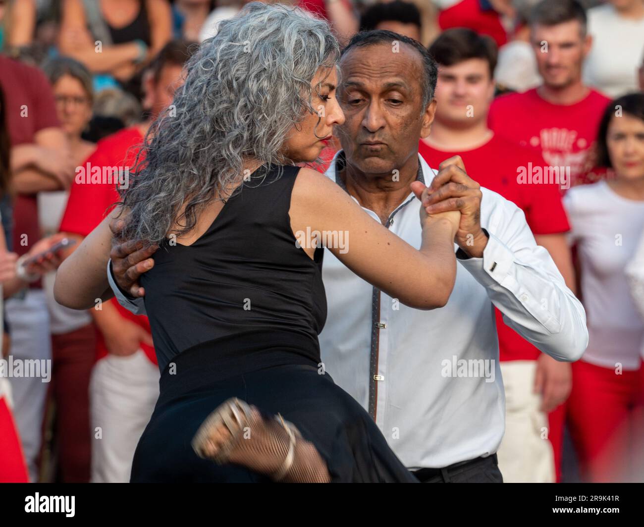 Caen, Francia, 21 giugno 2023. Una celebrazione della musica per le strade della città di Caen in Normandia, ballando in coppia il tango argentino Foto Stock
