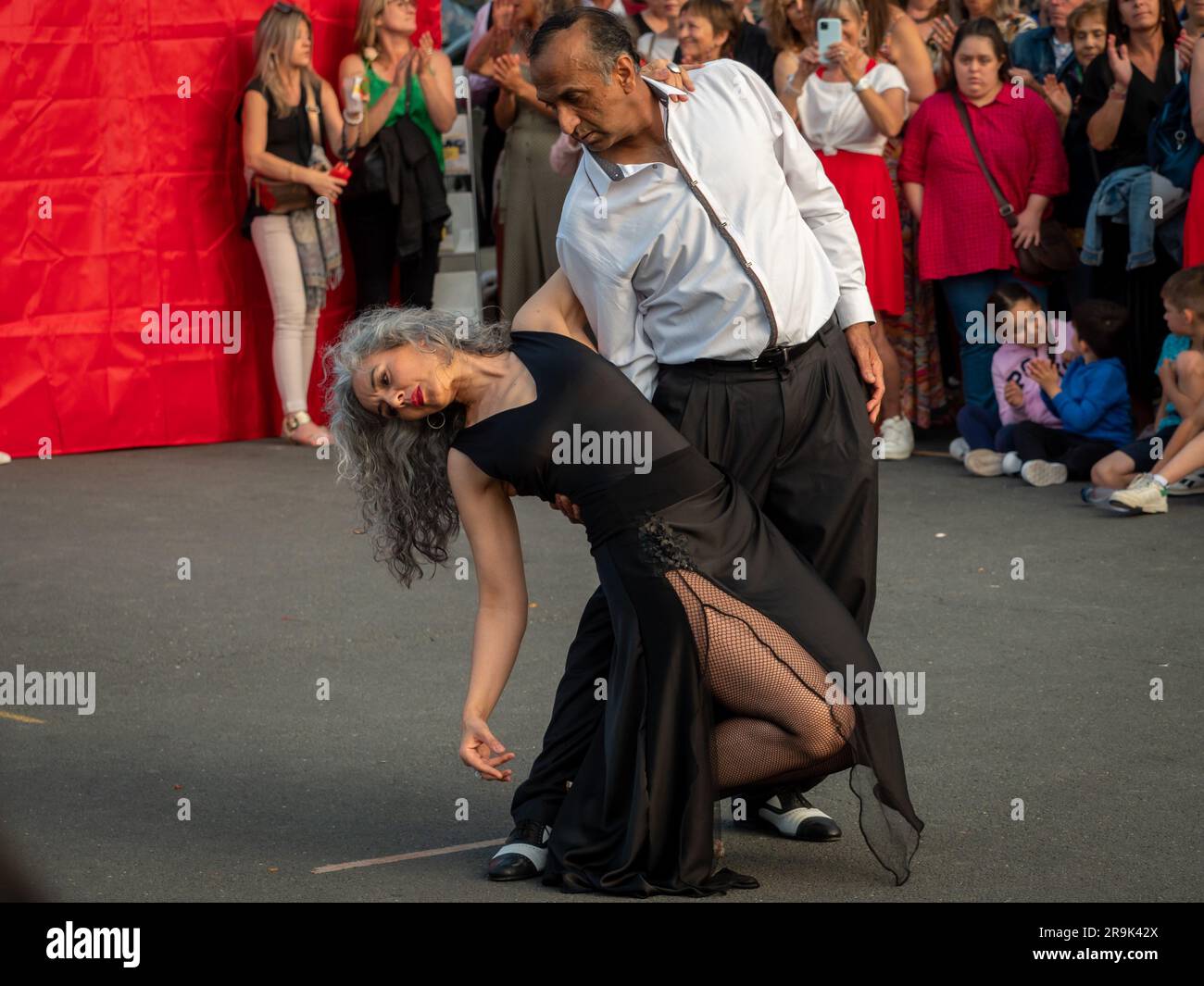 Caen, Francia, 21 giugno 2023. Una celebrazione della musica per le strade della città di Caen in Normandia, ballando in coppia il tango argentino Foto Stock