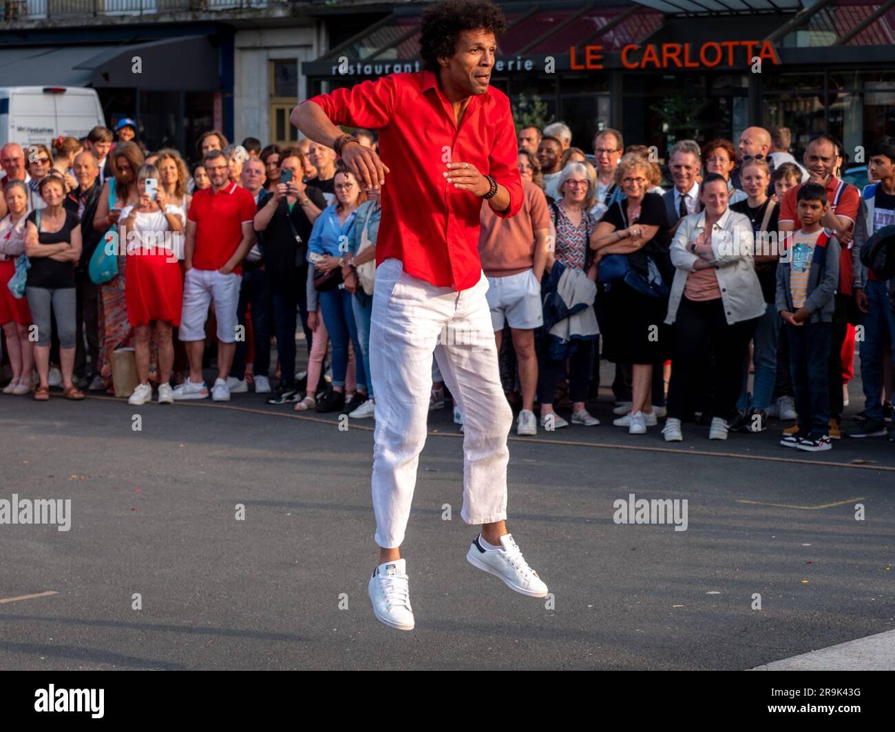 Caen, Francia, 21 giugno 2023. Una celebrazione della musica per le strade della città di Caen in Normandia, una coppia che balla nel centro della città in colorati cos Foto Stock