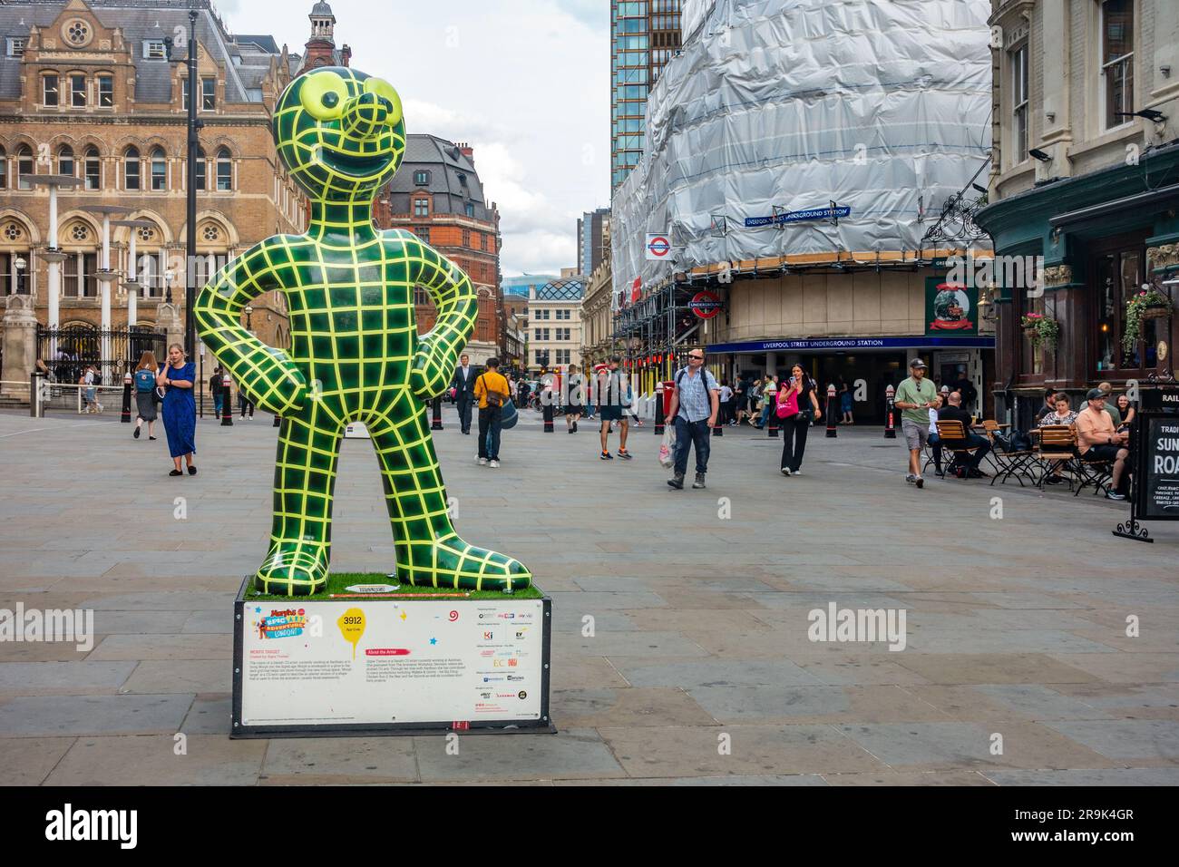 Un'opera d'arte pubblica che cattura una versione moderna del personaggio televisivo per bambini Morph in Liverpool Street a Londra, Regno Unito Foto Stock