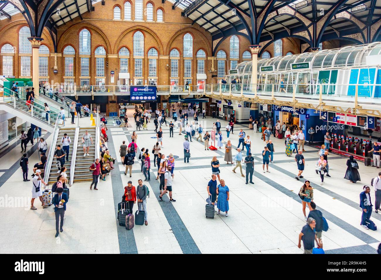 Guardando in basso l'affollata area dell'atrio alla stazione di Liverpool Street a Londra, Regno Unito, vista da un'alta quota. Foto Stock