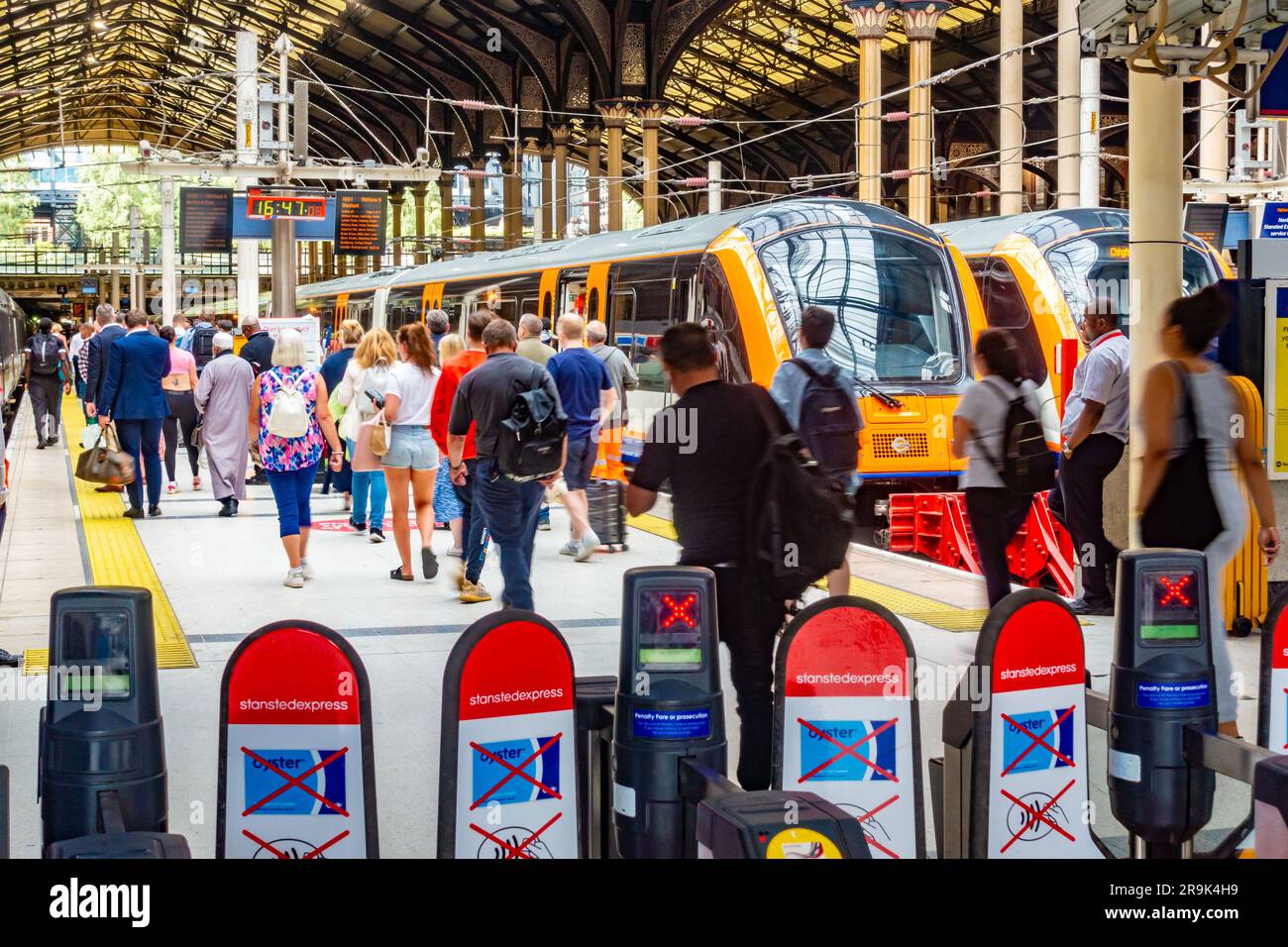 La gente corre a bordo dei treni alla stazione di Liverpool Street a Londra, Regno Unito Foto Stock