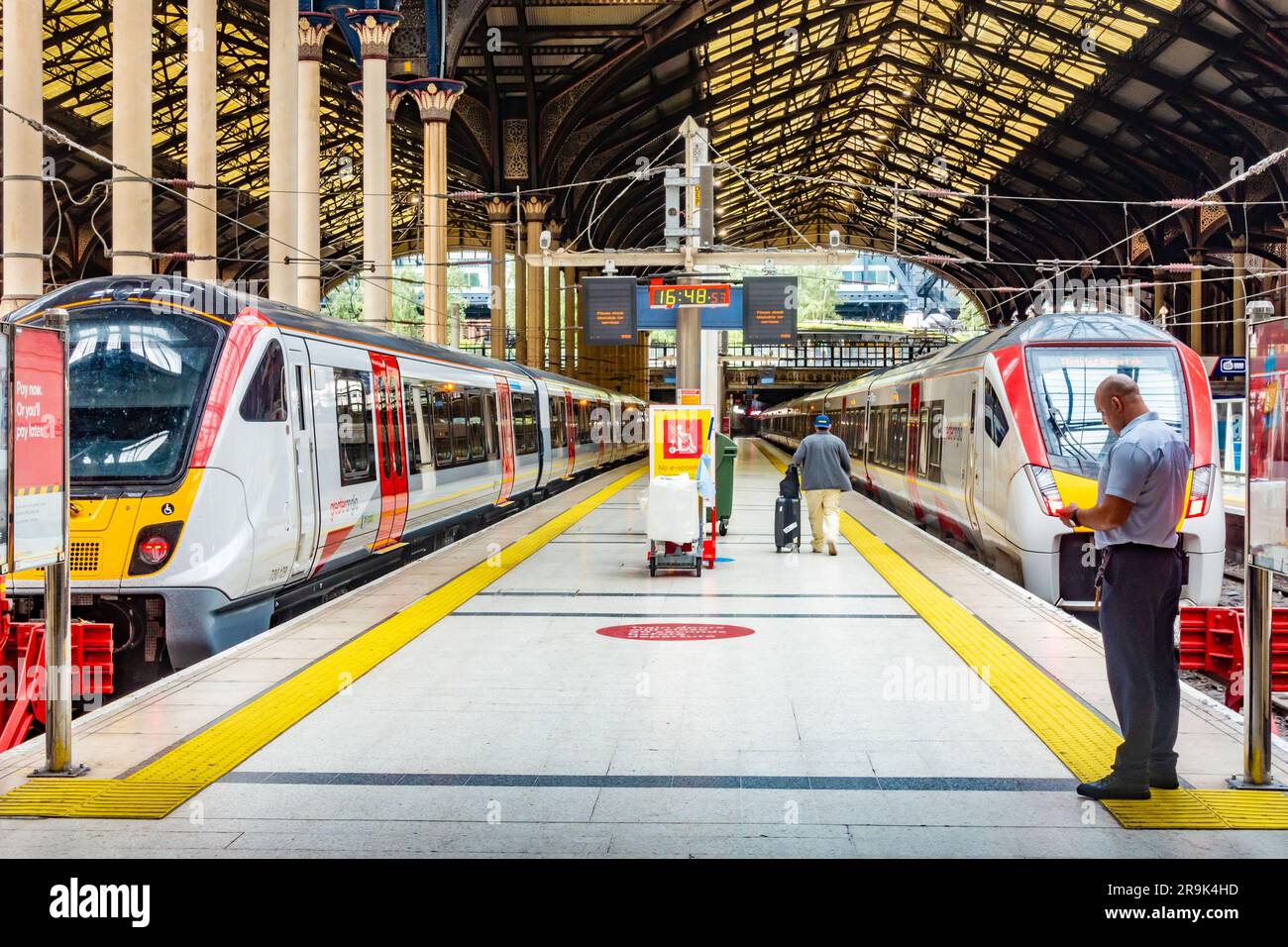 I treni della Greater Anglia erano seduti in attesa al binario della stazione di Liverpool Street a Londra, Regno Unito Foto Stock