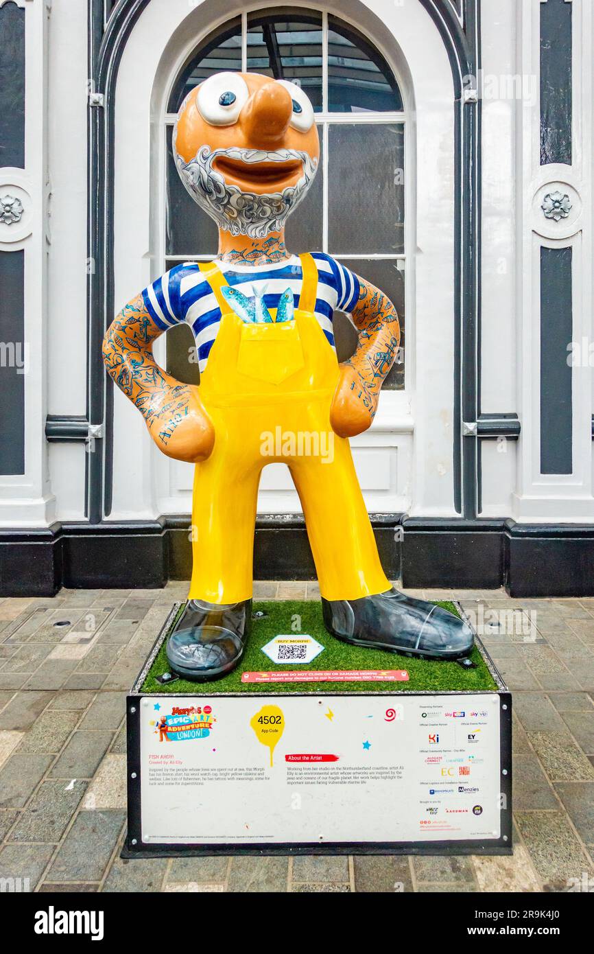 Un'opera d'arte pubblica che cattura una versione moderna del personaggio televisivo per bambini Morph fuori dalla stazione ferroviaria di Paddington a Londra, Regno Unito Foto Stock