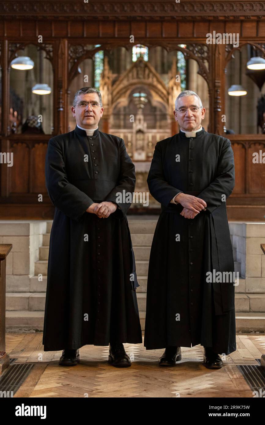 Padre John Brucciani e padre Robert Brucciani alla Chiesa della Santa Croce, Woking, Surrey, Inghilterra, Regno Unito Foto Stock