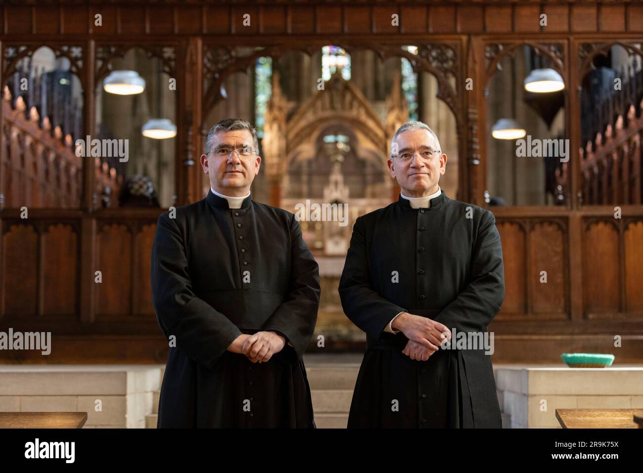 Padre John Brucciani e padre Robert Brucciani alla Chiesa della Santa Croce, Woking, Surrey, Inghilterra, Regno Unito Foto Stock