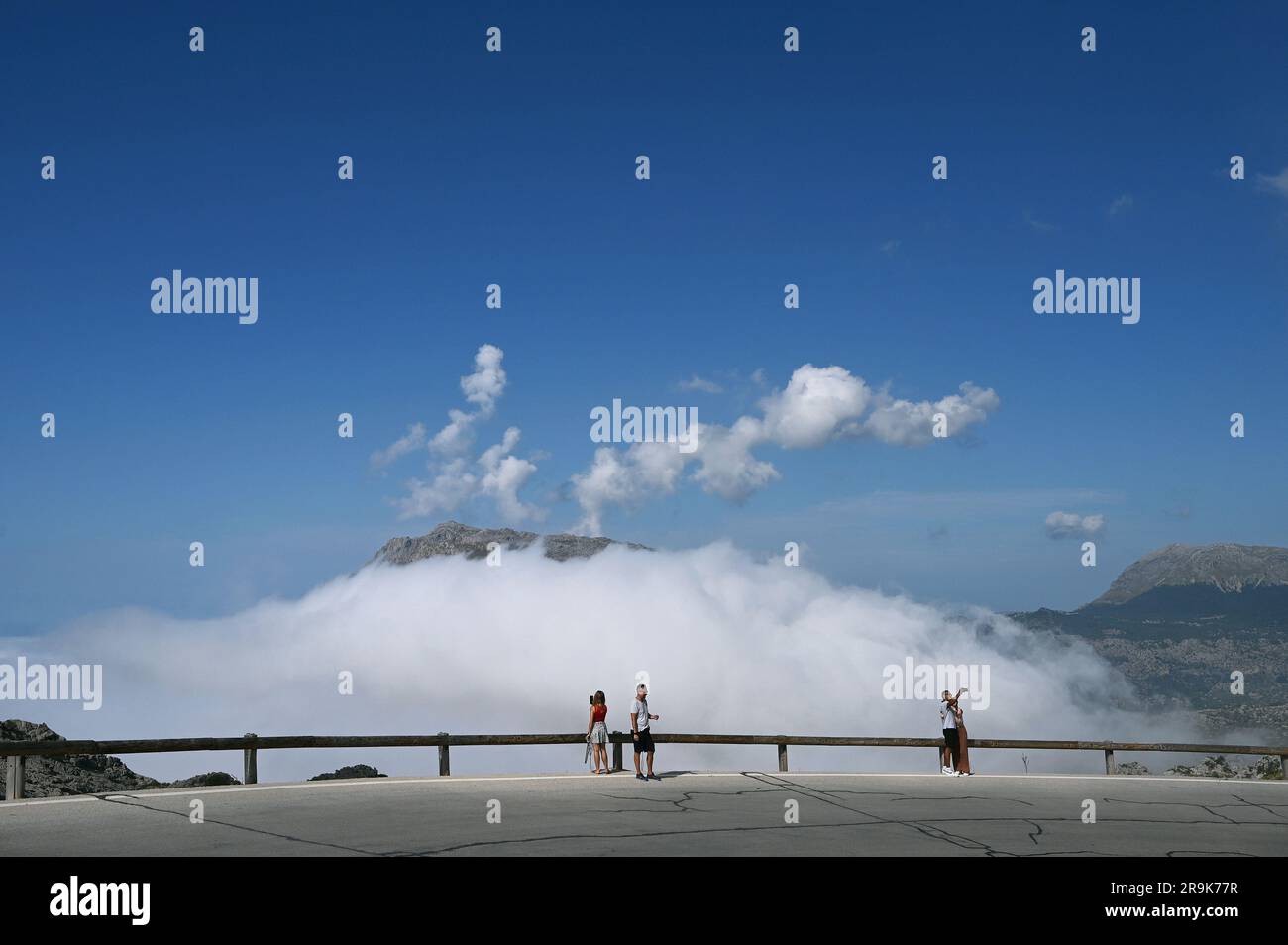 Turisti nella curva a 270 gradi a Coll dels Reis nei Monti Tramuntana, Maiorca, Spagna Foto Stock