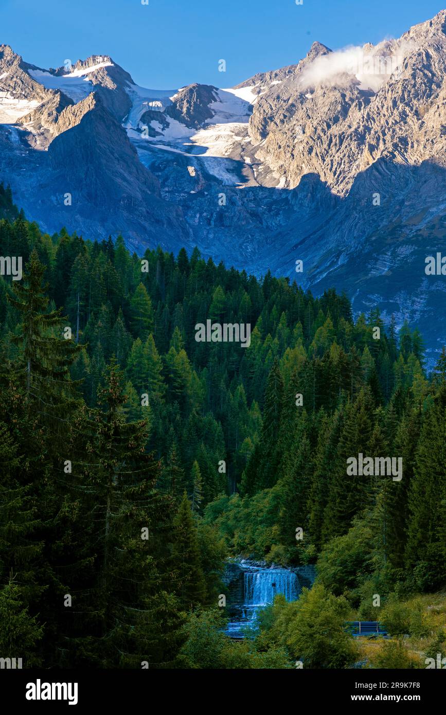 Bel paesaggio alpino con cascata in primo piano, Stelvio, Alto Adige, Lombardia, Italia, Foto Stock