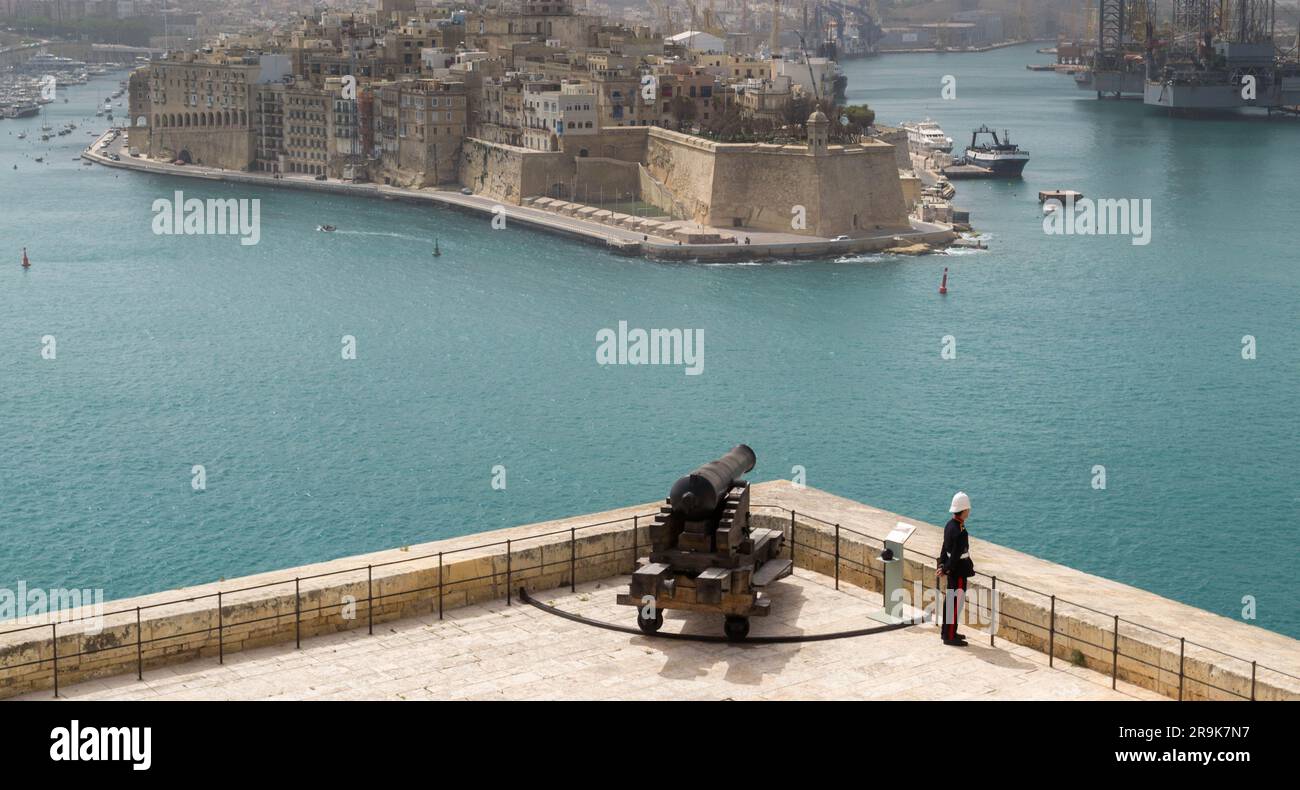 Soldato soldato solitario nella batteria di saluto, la Valletta, Malta. Foto Stock