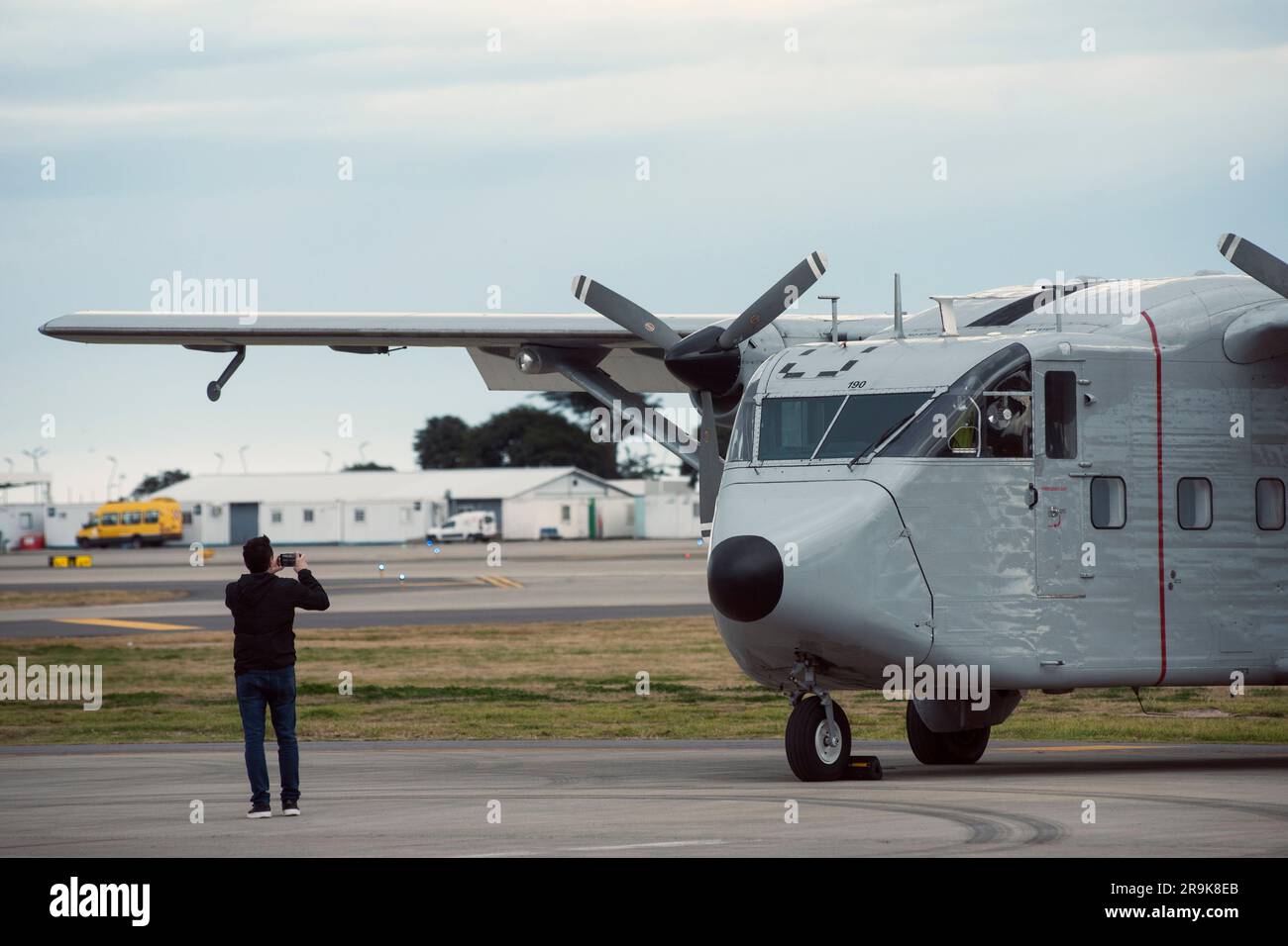 Buenos Aires, Buenos Aires, Brasile. 27 giugno 2023. Lo Skyvan corto, che era il PA-51 della Prefettura Navale Argentina (PNA), Sbarcati questo sabato all'Aeroparque Jorge Newbery dopo quasi 30 anni fuori dal paese. È stato l'ultimo luogo in cui i dodici rapiti dalla Chiesa di Santa Croce erano vivi prima che i repressori li gettassero nelle fredde acque del Mar Argentino durante la theÂ dittatura civile militare argentina Il sistema giudiziario argentino ha confermato che è l'aereo utilizzato dalla Marina per lanciare tre madri di Plaza de Mayo e le suore francesi nella S Foto Stock