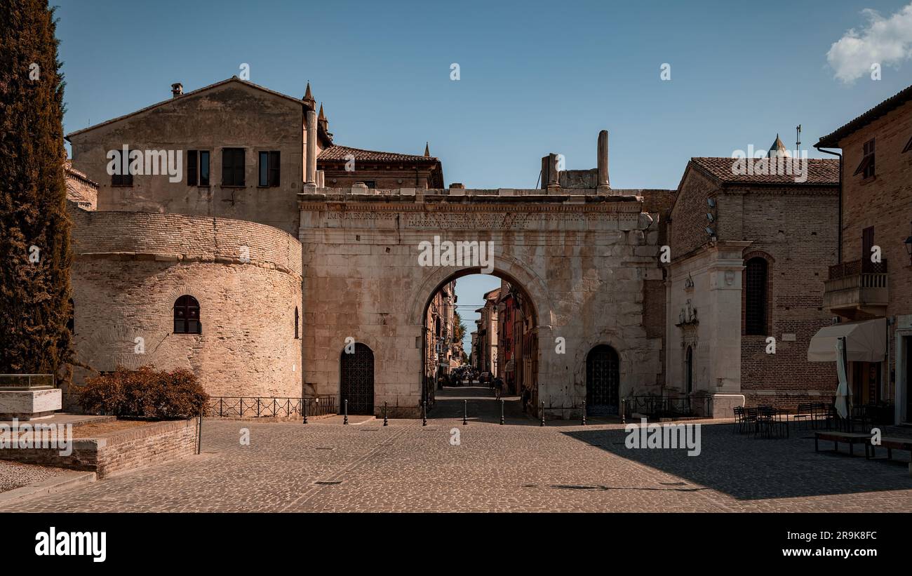Porta d'ingresso romana alla città di Fano nelle Marche, Italia Foto Stock