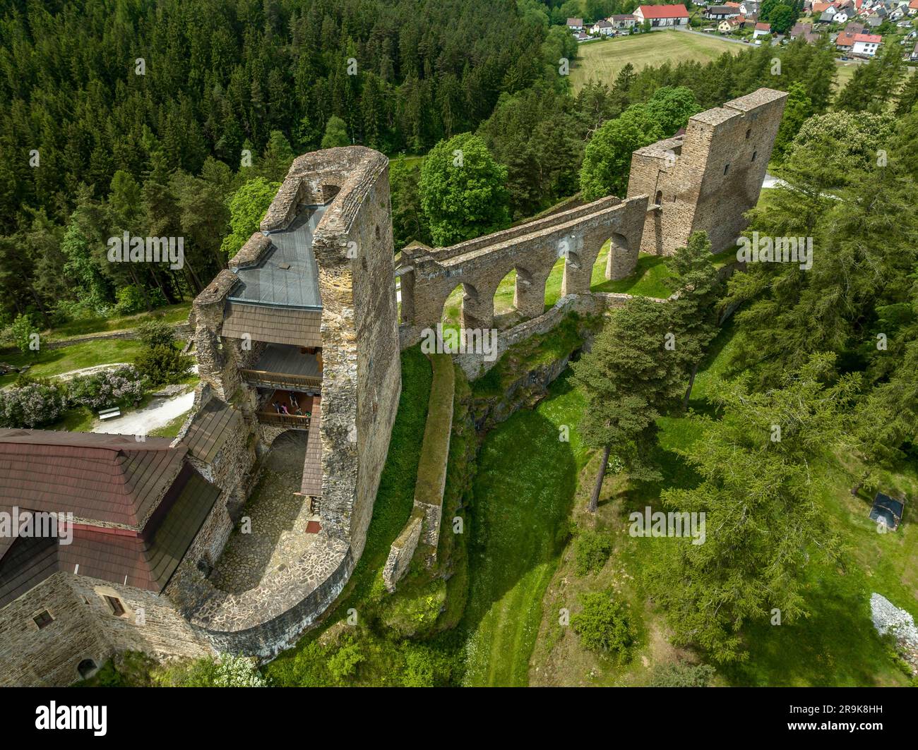 Vista aerea del castello di Velhartice in Boemia con due palazzi gotici collegati da un ponte in pietra unico Foto Stock