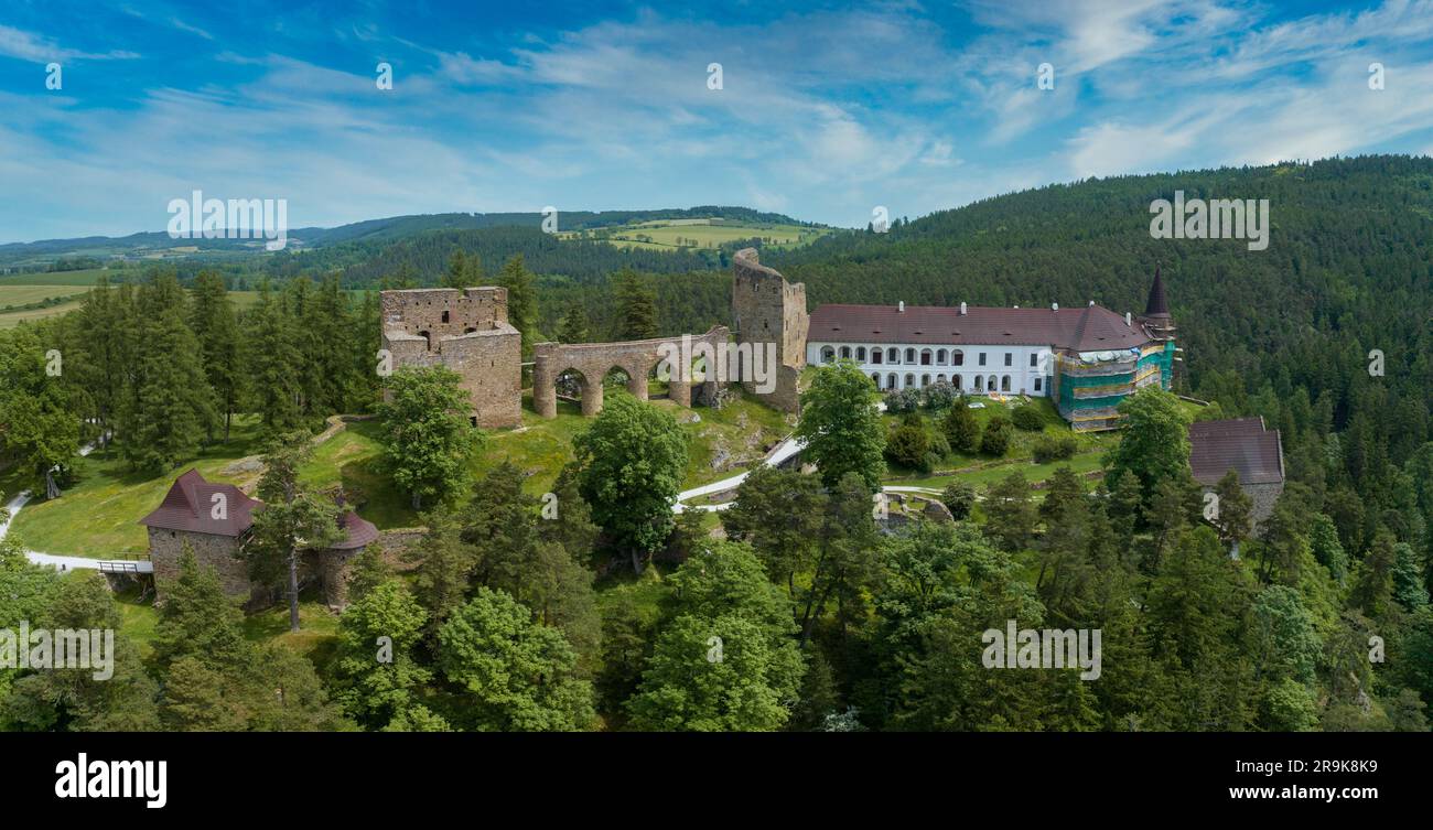 Vista aerea del castello di Velhartice in Boemia con due palazzi gotici collegati da un ponte in pietra unico Foto Stock