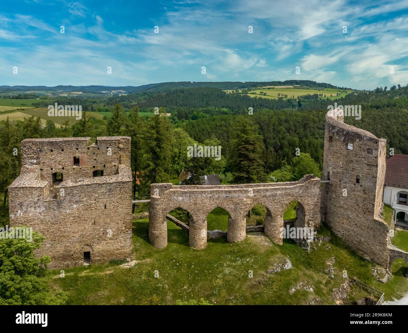 Vista aerea del castello di Velhartice in Boemia con due palazzi gotici collegati da un ponte in pietra unico Foto Stock