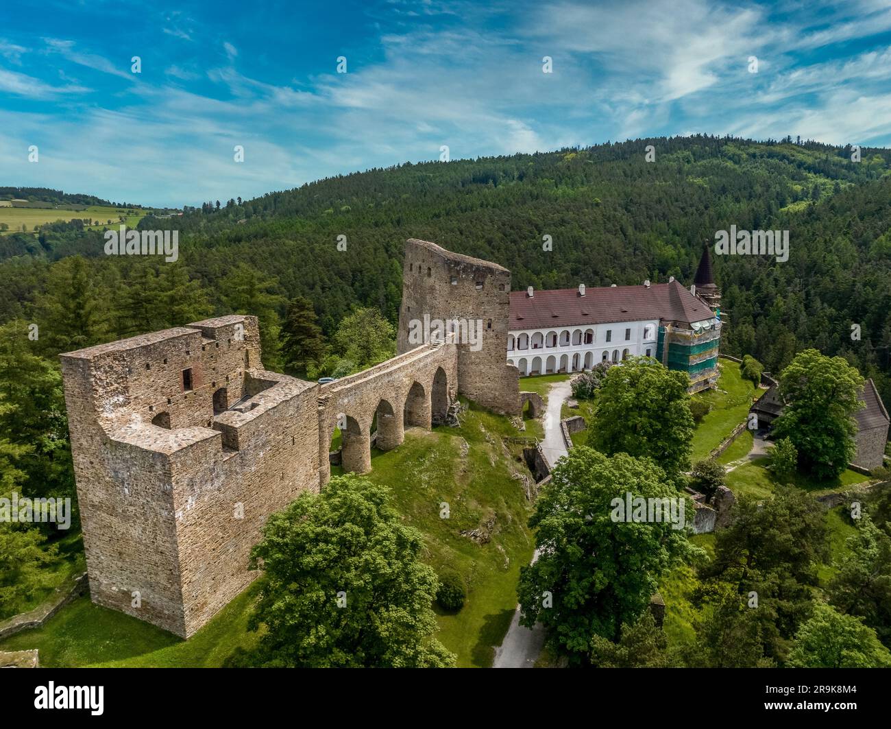 Vista aerea del castello di Velhartice in Boemia con due palazzi gotici collegati da un ponte in pietra unico Foto Stock