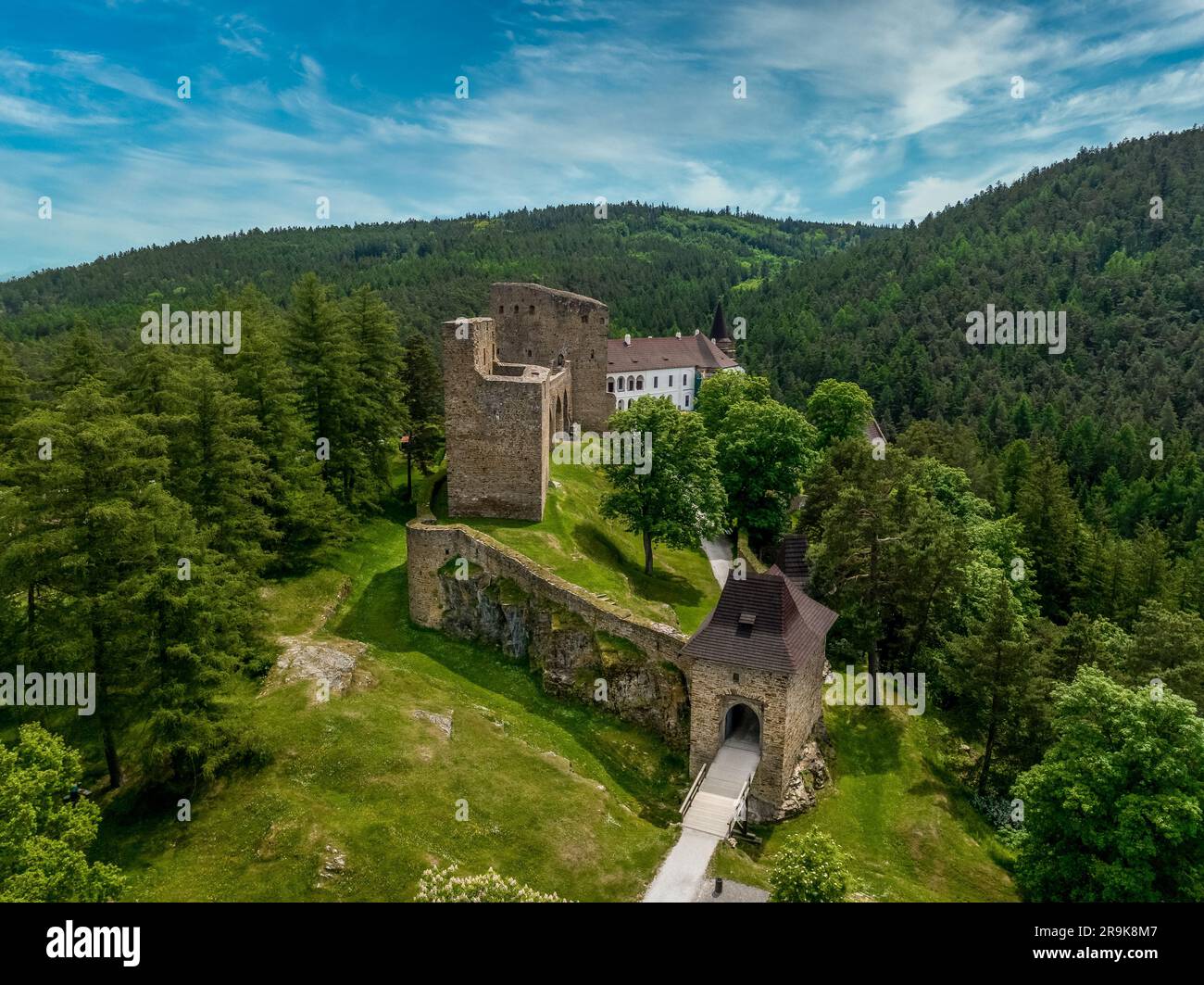 Vista aerea del castello di Velhartice in Boemia con due palazzi gotici collegati da un ponte in pietra unico Foto Stock