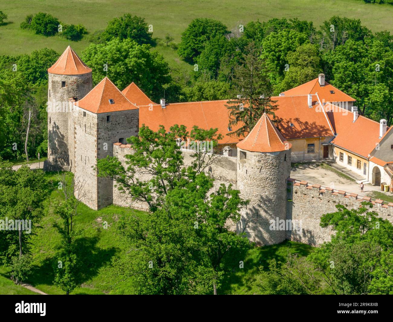 Vista aerea del castello di Veveri in Moravia con grandi cortili, porte multiple, torri quadrate e rotonde con cielo blu nuvoloso Foto Stock