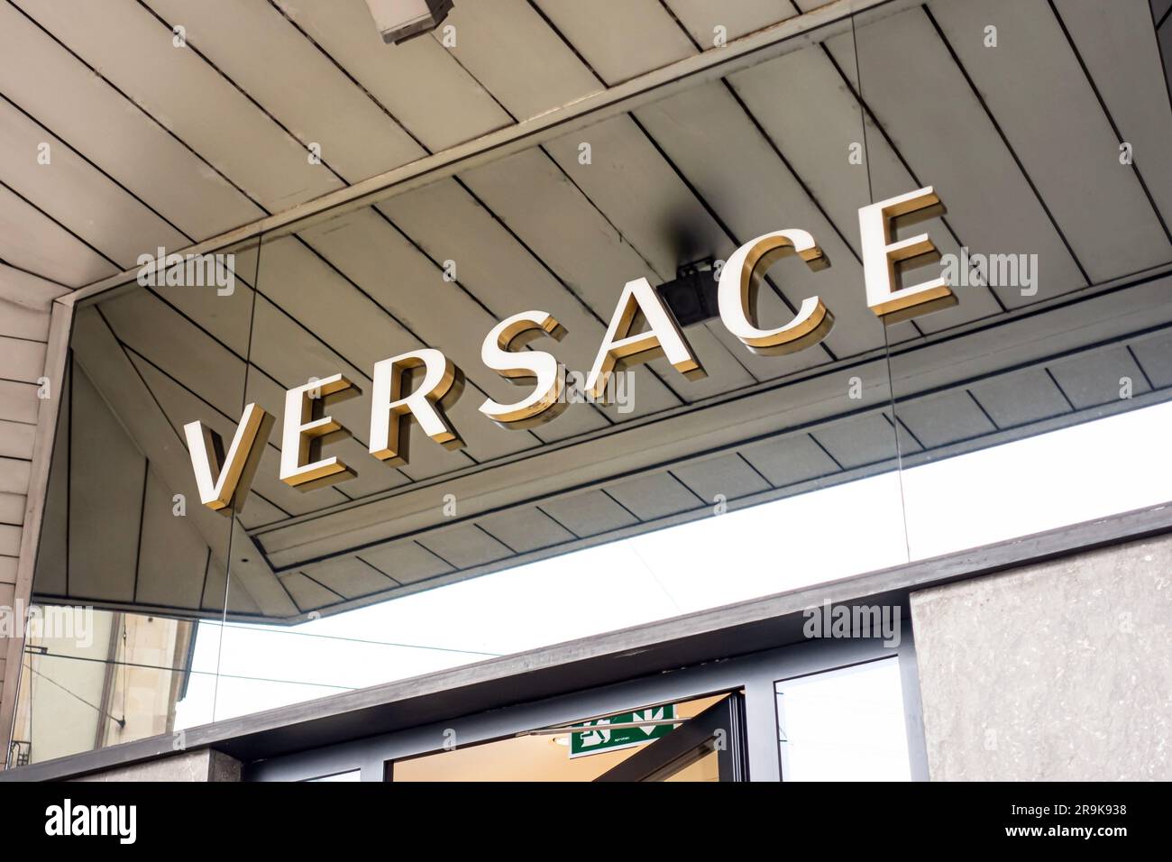 Ginevra, Svizzera - 14 gennaio 2023: Logo del negozio Versace. Versace è un'azienda italiana di moda di lusso. Foto Stock