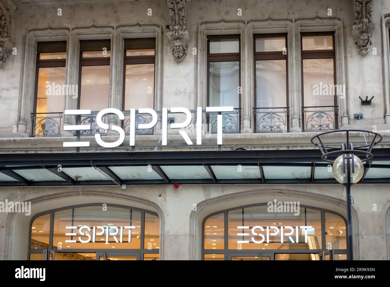 Ginevra, Svizzera - 14 gennaio 2023: Negozio Esprit a Ginevra. Esprit Holdings Limited è un produttore di abbigliamento di proprietà pubblica. Foto Stock