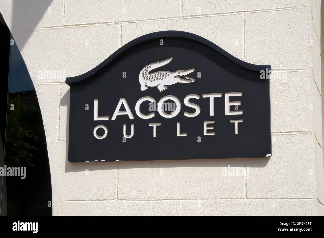 Palma de Mallorca, Spagna - 23 settembre 2017: Logo del negozio outlet Lacoste. Lacoste è un'azienda francese che vende abbigliamento, calzature, abbigliamento sportivo e occhiali. Foto Stock